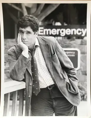 E/R Elliott Gould Portrait Still image 1